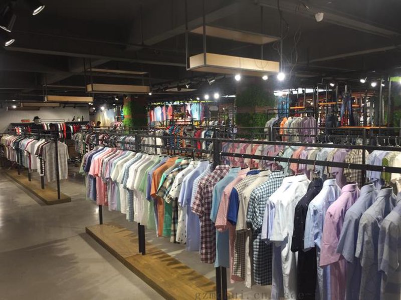 服装批发界的潮流探索：如何选择优质男女装