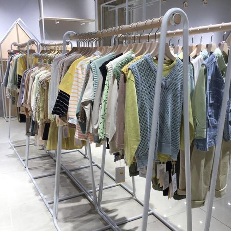 时尚风向标：梵八服装店引领潮流